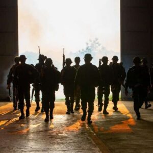 Soldados colombianos caminando en formación hacia la luz, representando el derecho a reclamar el bono pensional de la fuerza pública bajo la Ley 100 y 797.