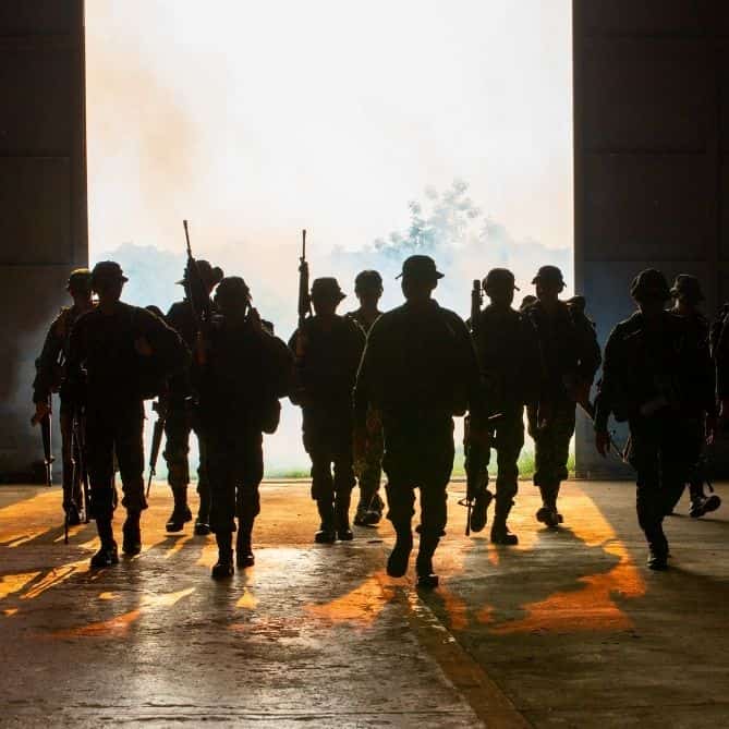Soldados colombianos caminando en formación hacia la luz, representando el derecho a reclamar el bono pensional de la fuerza pública bajo la Ley 100 y 797.