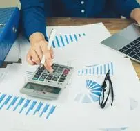Cálculo actuarial en Colombia para recuperar semanas de pensión omitidas por empleadores, auditoría técnica de historia laboral por expertos pensionales.