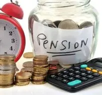 Cálculo técnico de pensión de invalidez y sobrevivencia en Colombia con calculadora y frasco de ahorro, representando el sustento familiar recuperado.