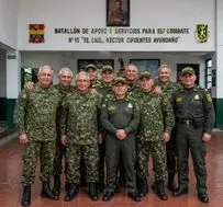 Grupo de militares y policías colombianos que tienen derecho a reclamar su bono pensional en fondos privados con Asesores de Pensión Colombia.