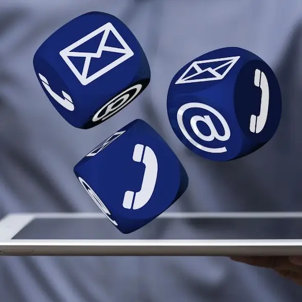 Asesoría pensional: dados azules con iconos de teléfono y correo sobre una tablet para iniciar un diagnóstico gratuito.