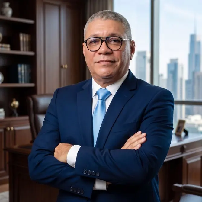 Asesores de pension colombia: equipo de abogados y asesores técnicos analizando detalladamente un caso pensional en su oficina.