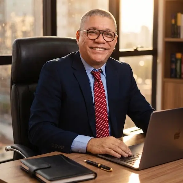 Asesores de pensiones Colombia: Equipo técnico élite de abogados, actuarios y médicos trabajando en la oficina interactiva para recuperar pensiones.